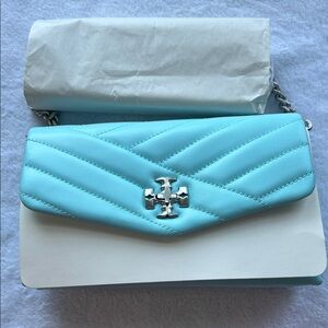 Tory Burch Kira Chevron Chain Wallet, light Celeste.